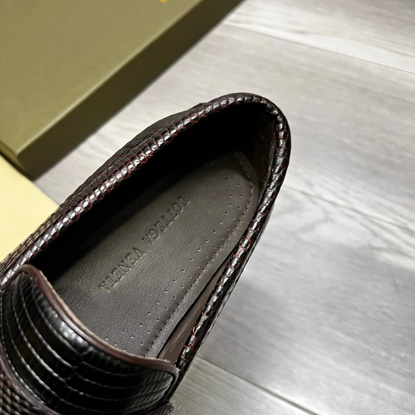 Factory price 480 BV 〰️Purely handmade classic men's beanie shoes👉👉driving shoes, slip-on shoes, made of imported cowhide from Italy, 💕water-dyed cowhide lining, 🔊original outsole, waterproof platform design, comfortable on the feet. A good choice for traveling and driving, three colors available, code number: 38-44, (45 can be customized)